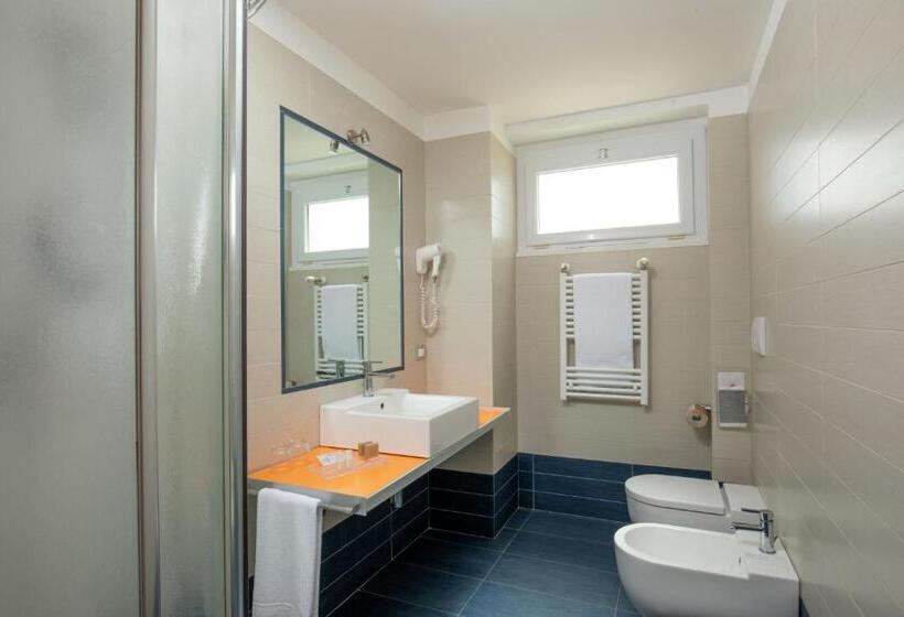 חדר משפחתי, Miramare