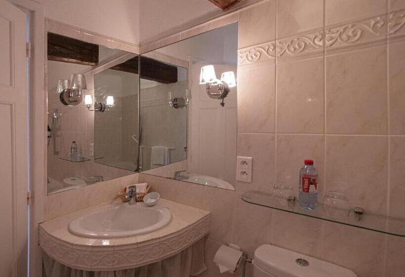 Comfort room with terrace, Restaurant Le Moulin De La Camandoule