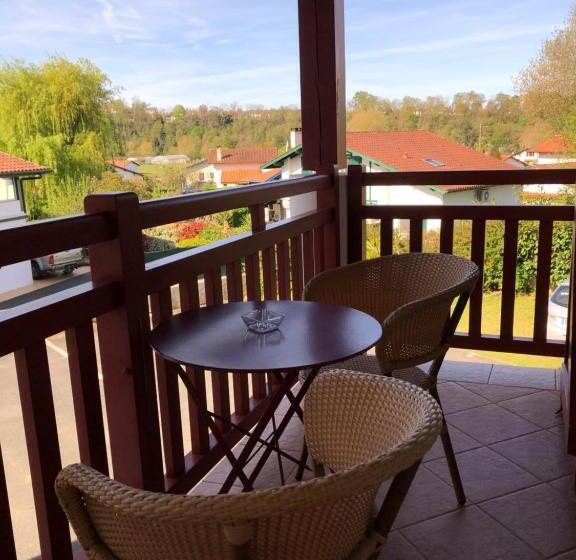 غرفة قياسية مزوَّدة بتراس, Ursula