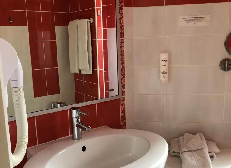 غرفة قياسية مزوَّدة بتراس, Ursula