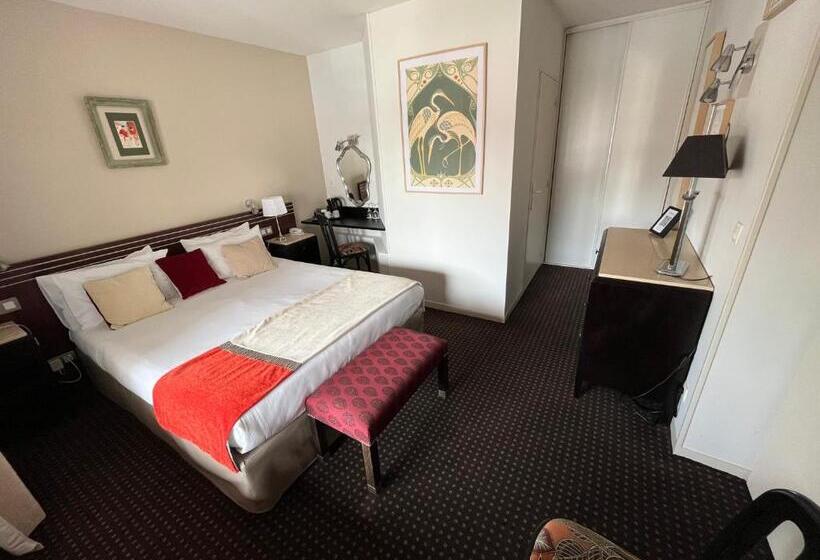 غرفة قياسية مزوَّدة بتراس, Ursula