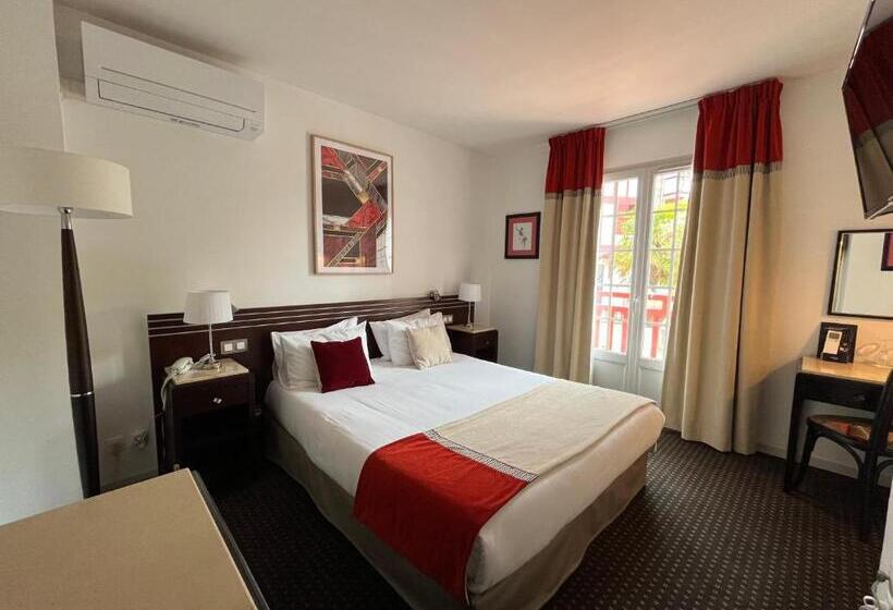 غرفة قياسية مزوَّدة بتراس, Ursula