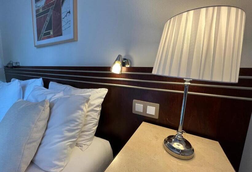 غرفة قياسية مزوَّدة بتراس, Ursula