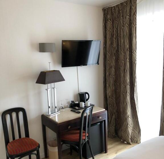 غرفة قياسية مزوَّدة بتراس, Ursula