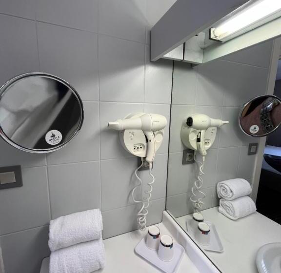 غرفة قياسية ثلاثية مزودة بتراس, Ursula