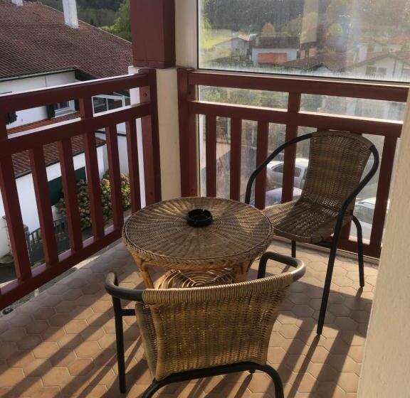 غرفة قياسية ثلاثية مزودة بتراس, Ursula