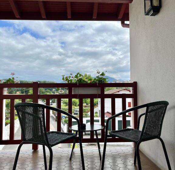 غرفة قياسية ثلاثية مزودة بتراس, Ursula