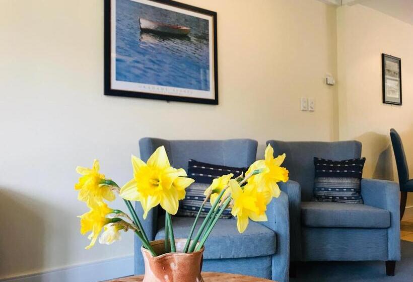 דירת חדר נוף לגינה, Bruce Waterfront Apartments