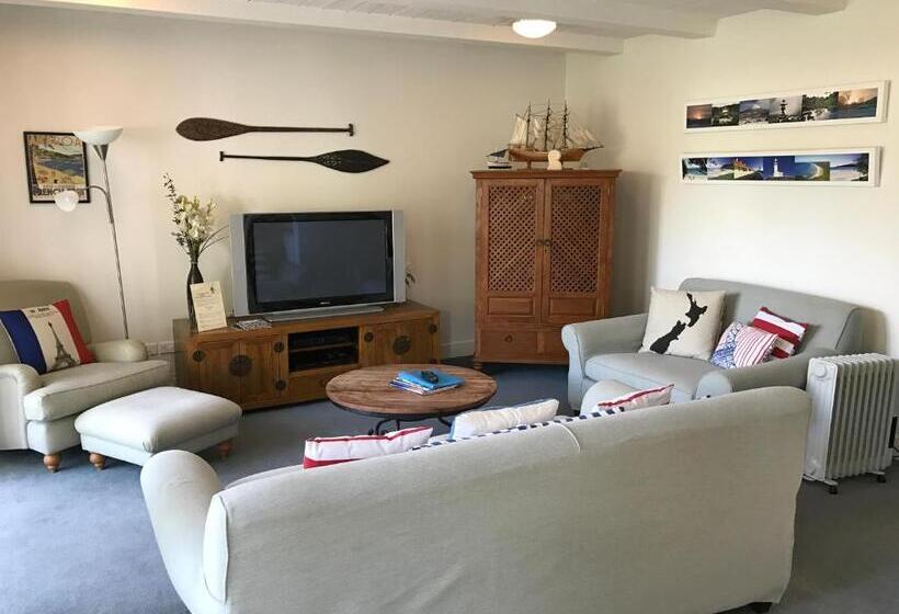 דירת חדר נוף לגינה, Bruce Waterfront Apartments