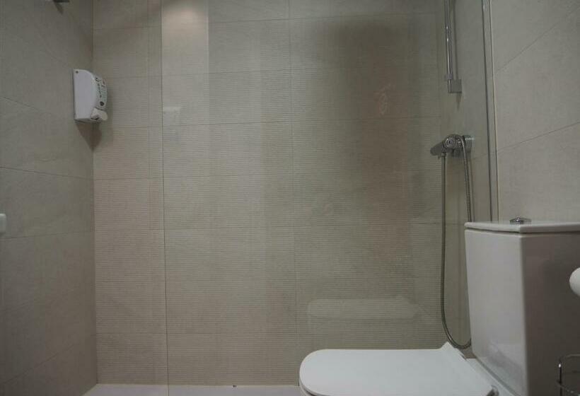 اتاق استاندارد با سرویس بهداشتی مشترک, Pensión Acella