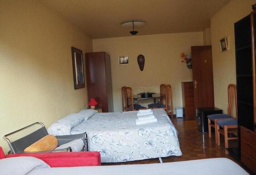 اتاق استاندارد سه تخته با سرویس بهداشتی مشترک, Pensión Acella