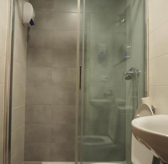 اتاق چهار تخته با دستشویی مشترک, Pensión Acella