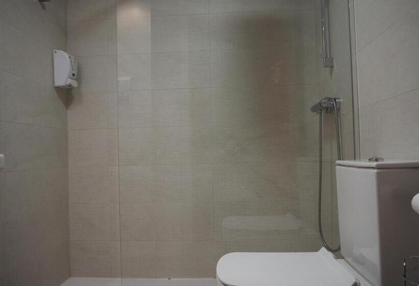 اتاق چهار تخته با دستشویی مشترک, Pensión Acella