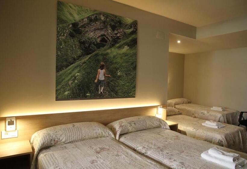 اتاق چهار تخته با دستشویی مشترک, Pensión Acella