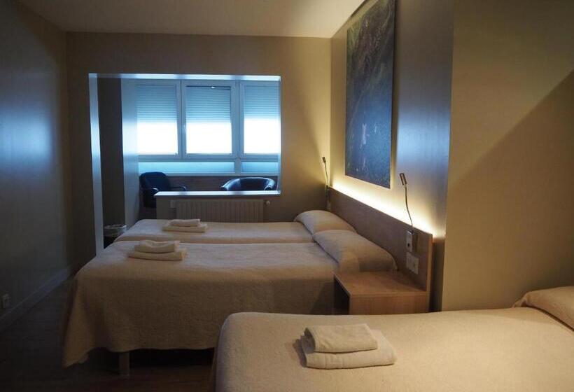 اتاق چهار تخته با دستشویی مشترک, Pensión Acella