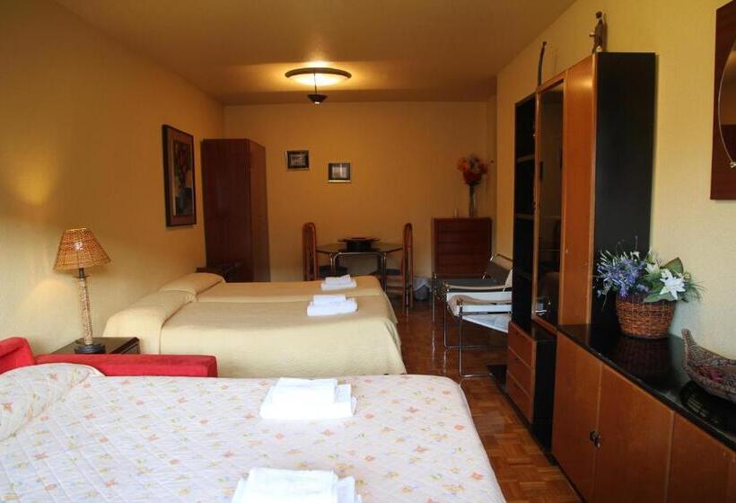 اتاق چهار تخته با دستشویی مشترک, Pensión Acella