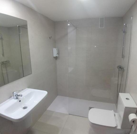 اتاق استاندارد با سرویس بهداشتی مشترک, Pensión Acella