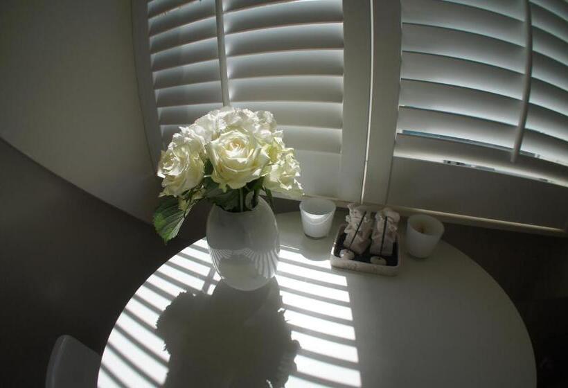 استودیوی استاندارد, Prince On The Roof