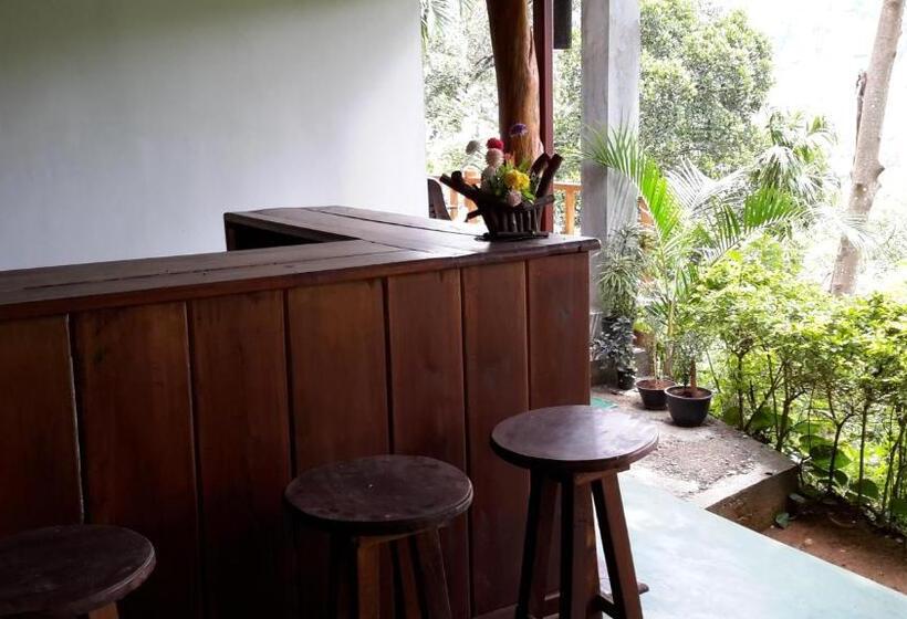 Camera Deluxe, Raveena Guest House