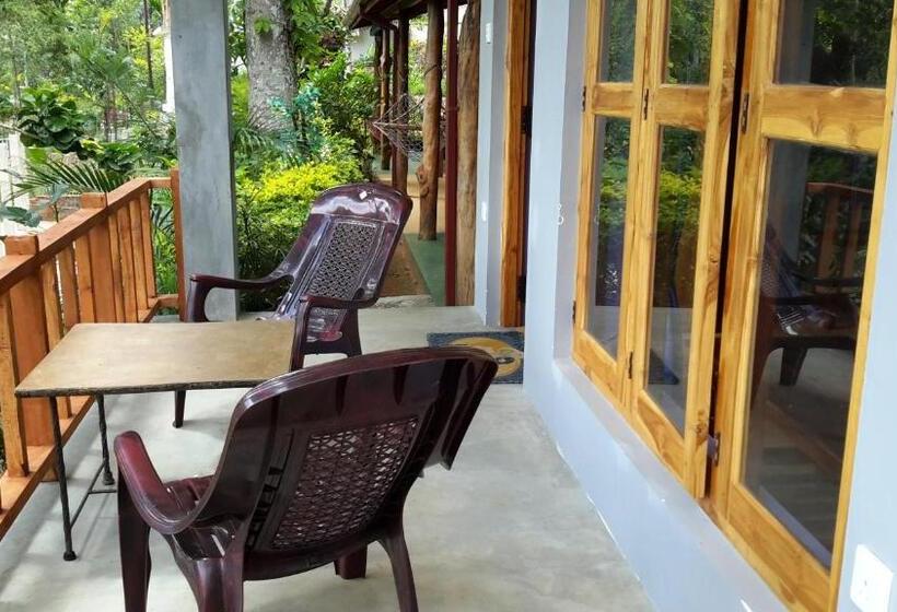 Camera Deluxe, Raveena Guest House