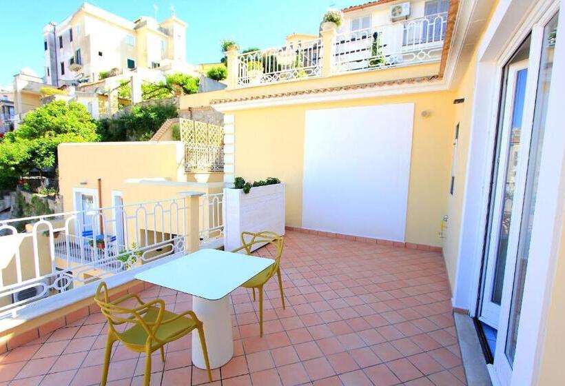 オーシャンビューデラックスルームバルコニー付き, Il Viaggiatore Gaeta Medievale B&b
