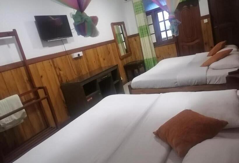 חדר סטנדרט לארבעה, Srilak View Holiday Inn