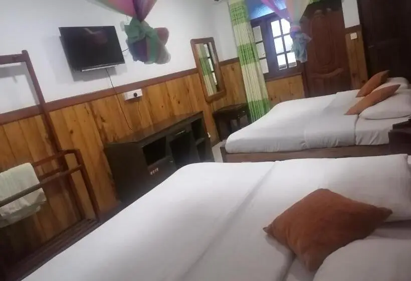 Standard Neljän Hengen Huone, Srilak View Holiday Inn