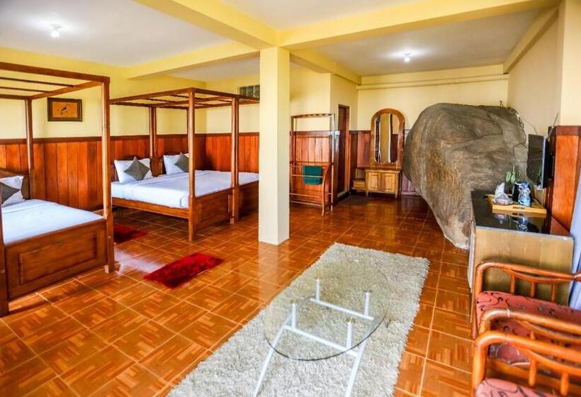 اتاق لوکس سه تخته, Srilak View Holiday Inn