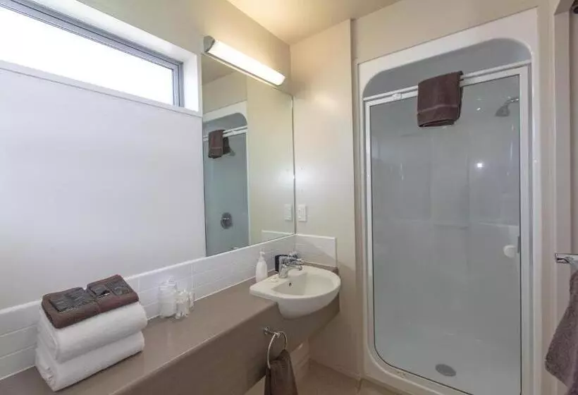 استودیوی استاندارد, Cranford Oak Motel