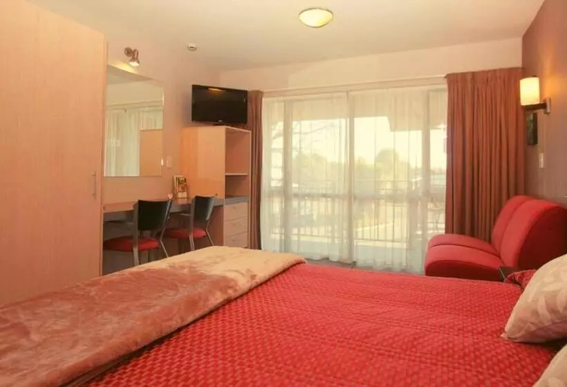 استودیوی استاندارد, Cranford Oak Motel