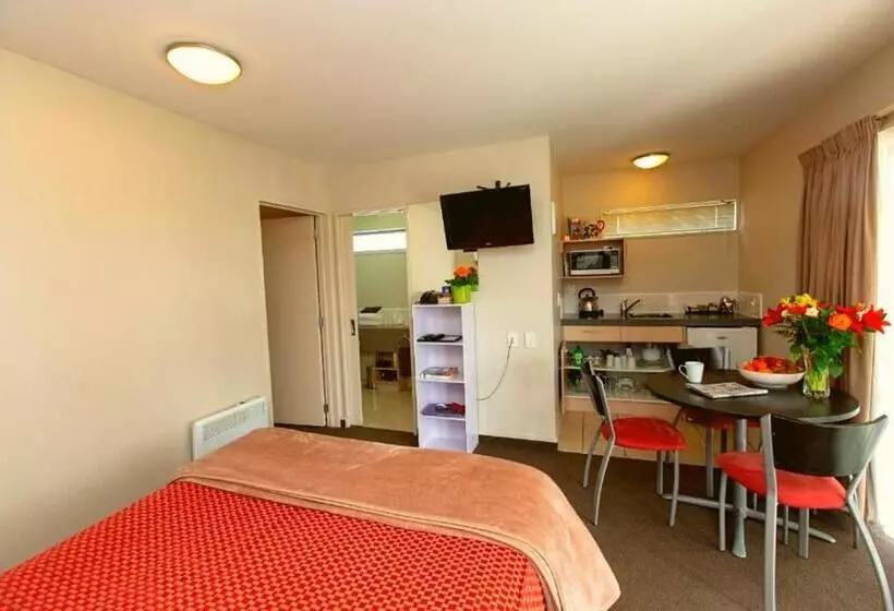سوییت, Cranford Oak Motel