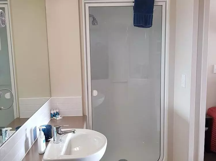 استودیوی استاندارد, Cranford Oak Motel
