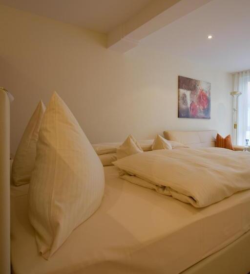 جناح جونيور, Engelhard Das Landhotel Garni