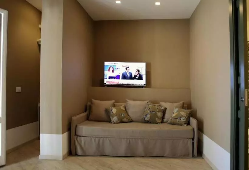 اتاق استاندارد سه نفره, Aegusa
