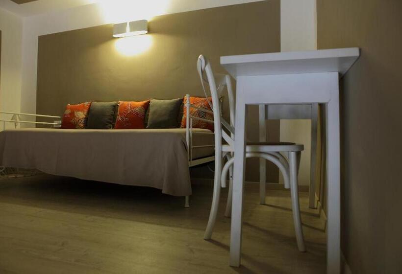 디럭스 룸, Aegusa