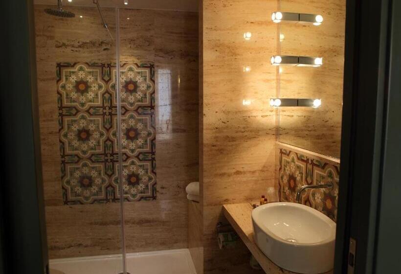 디럭스 룸, Aegusa