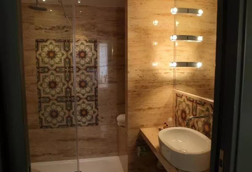 اتاق لوکس, Aegusa