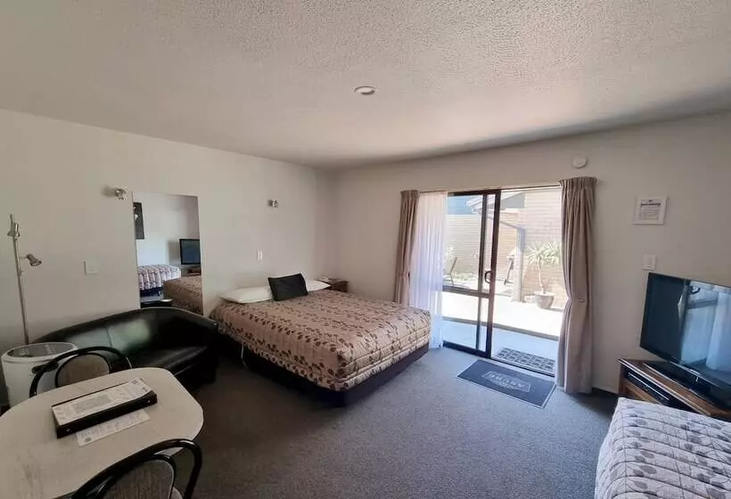 スタンダードスタジオ, Asure Highpark Motor Inn