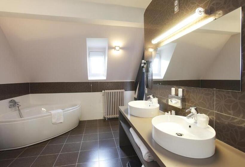 Полулюкс, Château De La Barbinière