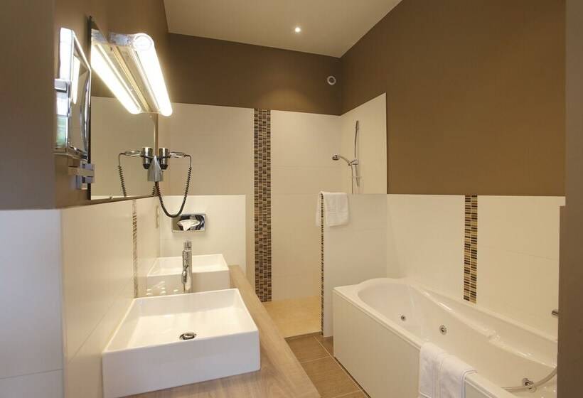 Полулюкс, Château De La Barbinière