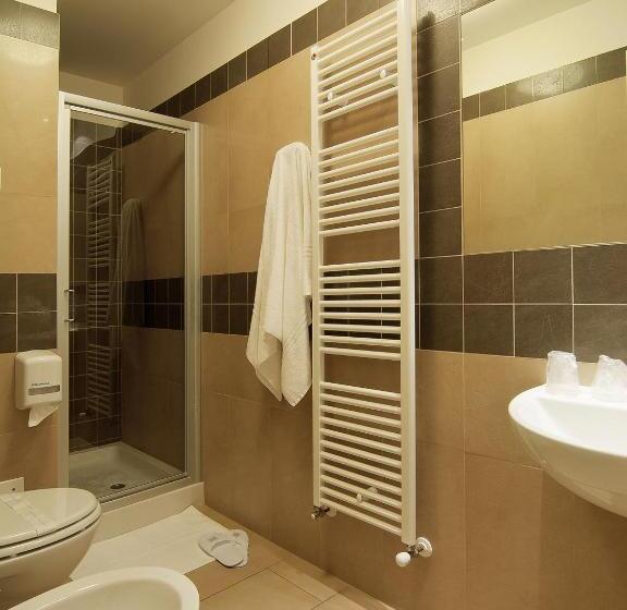 חדר סטנדרט לשלושה, Cluentum