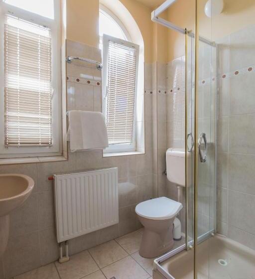 标准工作室, Irini Panzió