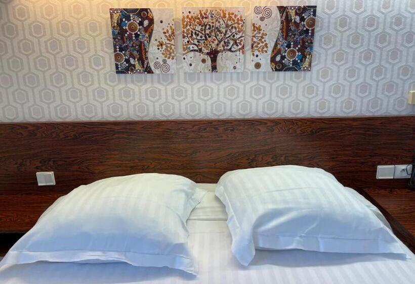 标准间, Le Relais De La Place