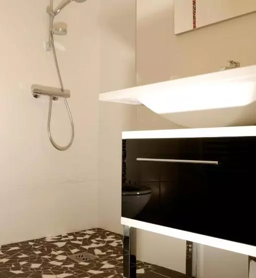 コンフォートルーム, Logis Hôtel Tante Yvonne & Son Restaurant Semi Gastronomique   Lyon Nord