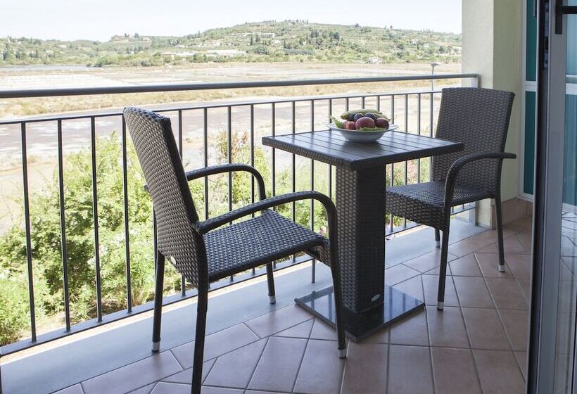 اتاق استاندارد با بالکن و چشم‌انداز دریا, Oleander  Oleander Resort