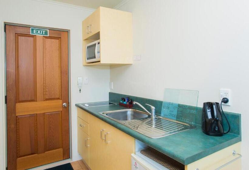 استودیوی استاندارد, Alfresco Motor Lodge