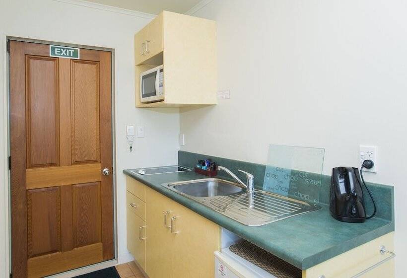 استودیوی استاندارد, Alfresco Motor Lodge