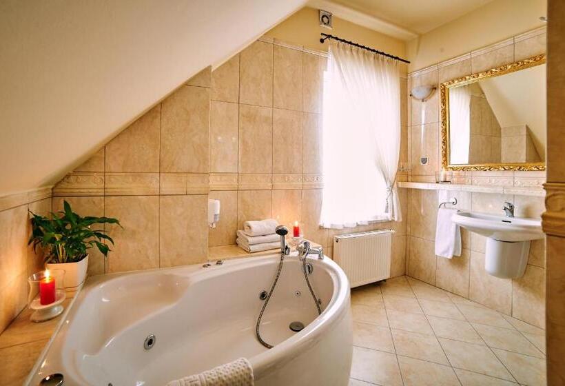 سوییت, Villa Royal