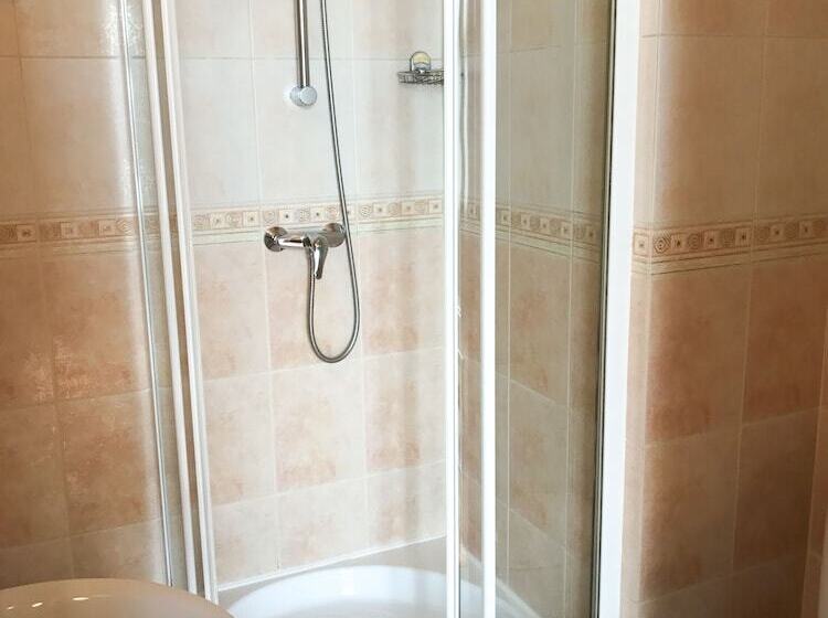 اتاق پریمیوم یک تخته, Villa Royal