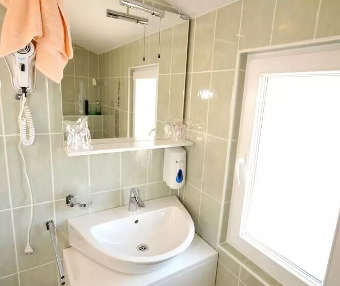 バルコニー付きスタンダードルーム, Apartments & Rooms Villa Maslina